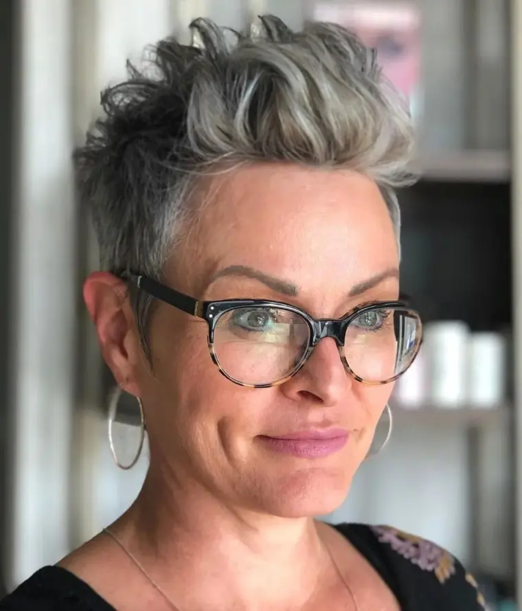 coiffure courte pour femme cheveux gris et lunettes tendance 2023
