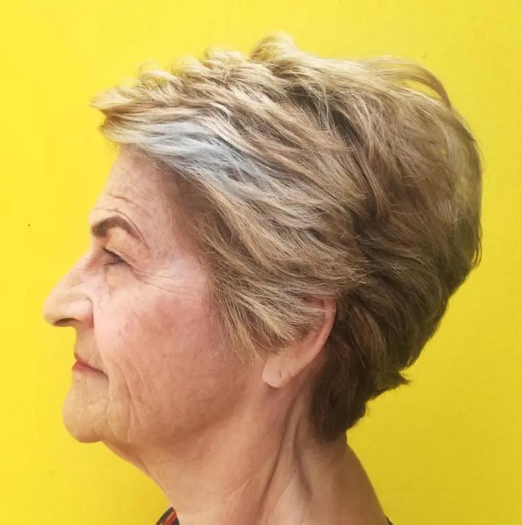 coiffure courte tendance femme après 65 ans avec balayage