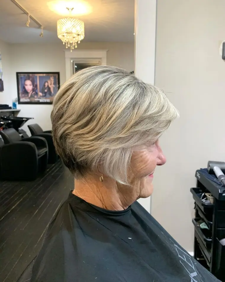 coiffure pour femme de 70 ans cheveux fins carré dégradé