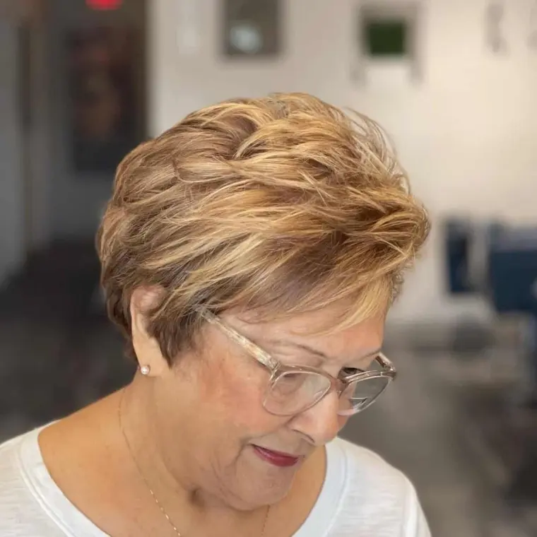 coiffure rajeunissante femme 60 ans pixie avec mèches 2023