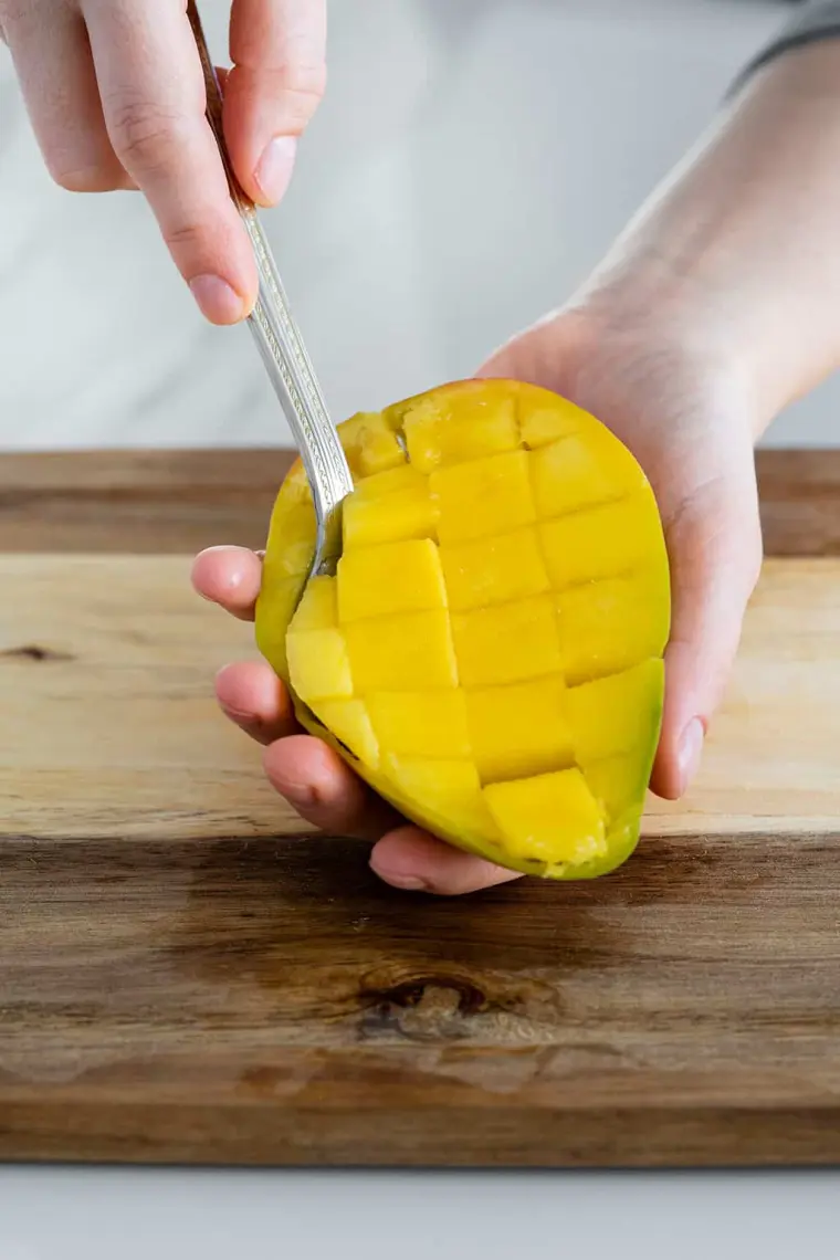 comment couper une mangue avec un verre