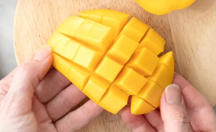 comment couper une mangue jaune
