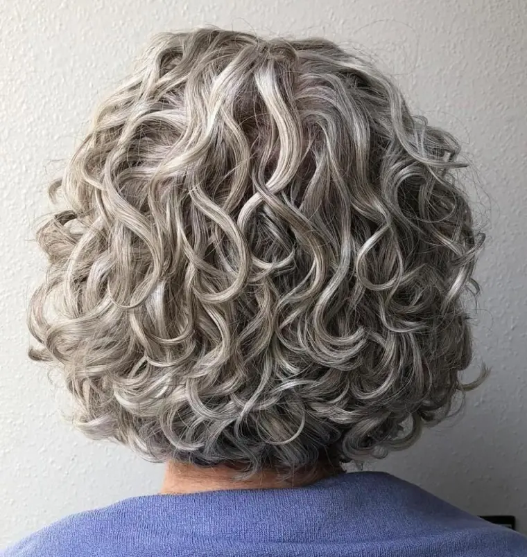 coiffure cheveux bouclés moderne cheveux gris 2023 