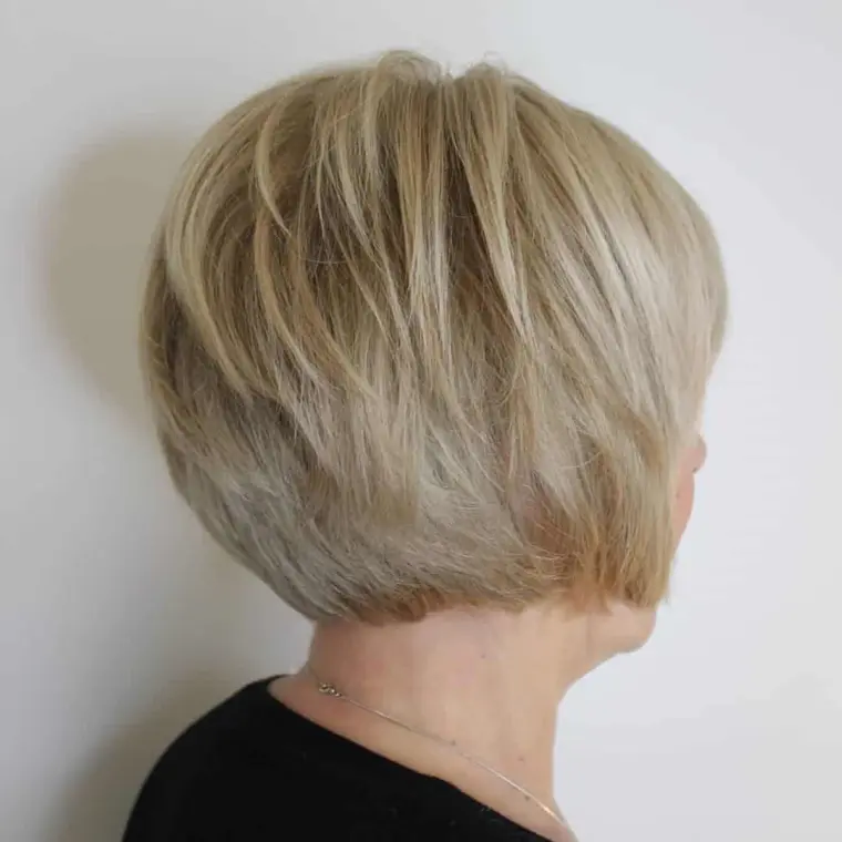coupe de cheveux moderne tendance 50 ans rajeunissante carré concave