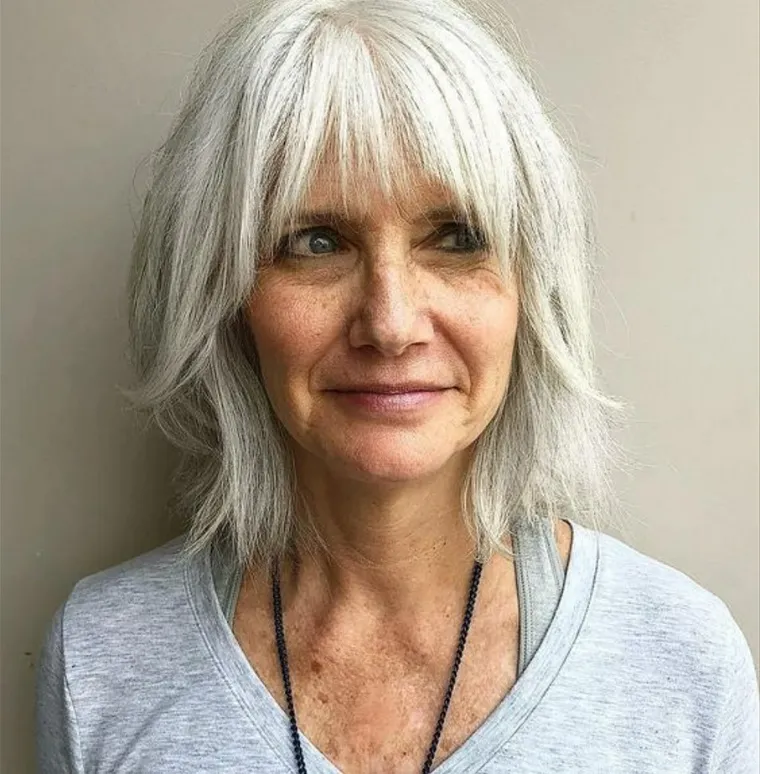 coupe femme 60 ans avec frange cheveux fins