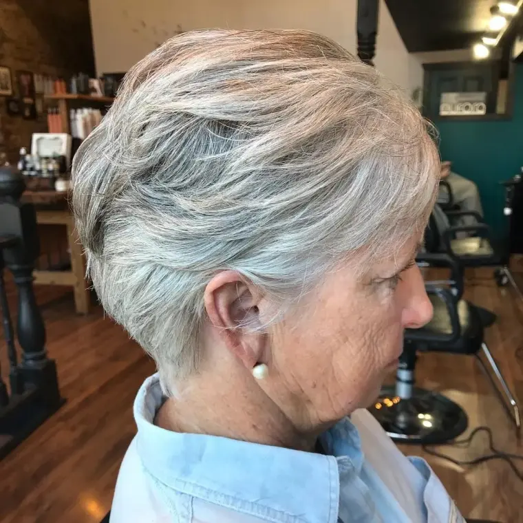 coupe pixie femme 70 ans aux cheveux fins et gris 