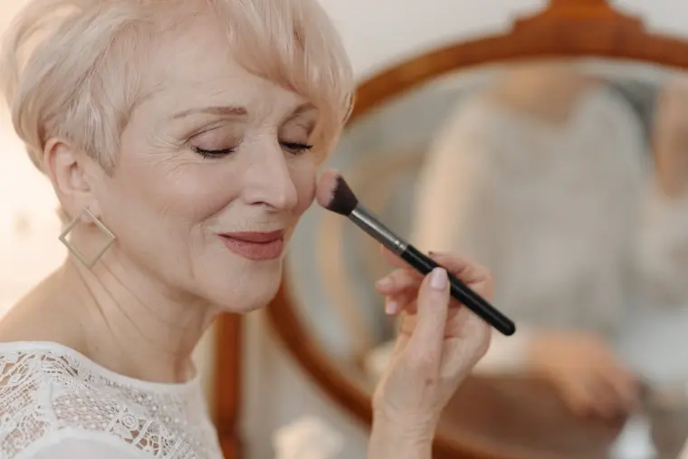 maquillage femme 60 ans aux cheveux gris quel fond de teint choisir