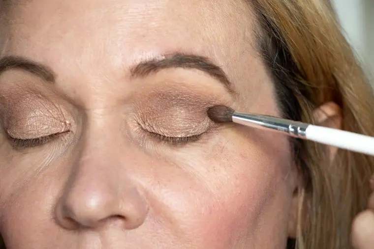 maquillage femme 60 ans aux cheveux gris sourcils