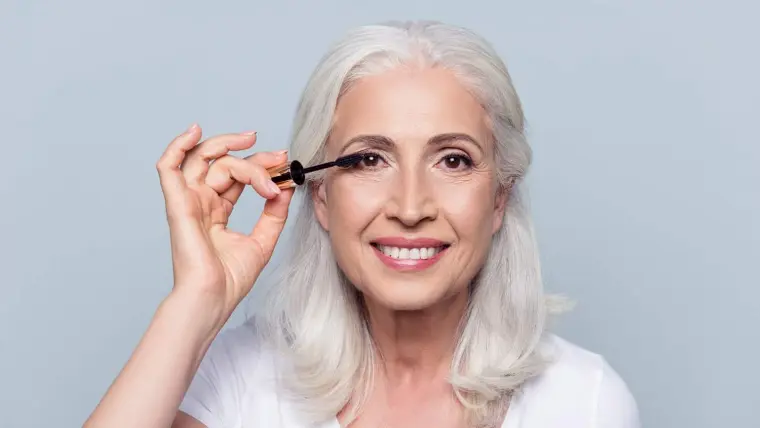 maquillage femme 60 ans aux cheveux gris