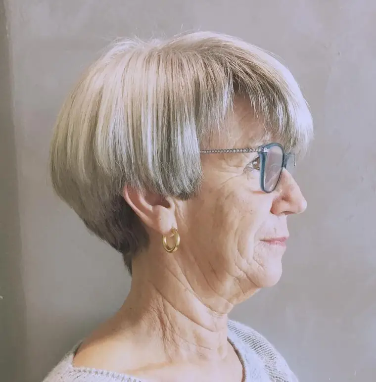 modèle de coiffure courte femme tendance avec mèches sur cheveux gris