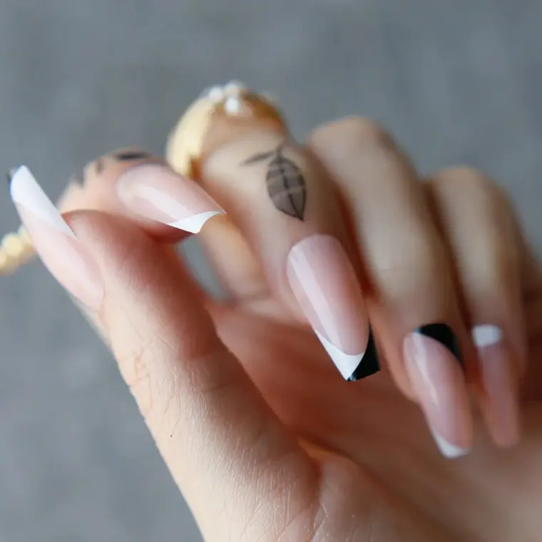 modèle décoration ongles manucure française en noir et blanc 2023