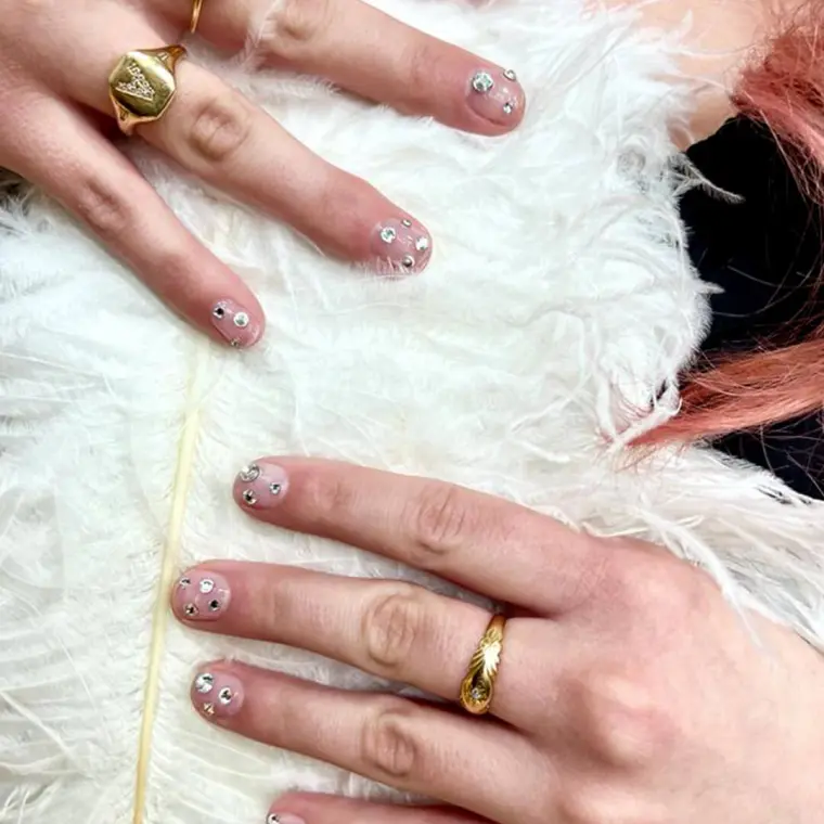 nail art déco ongles avec décorations subtiles