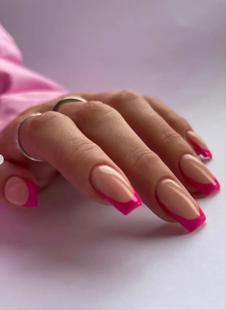 nail art french manucure en rose fluo tendance hiver 2023