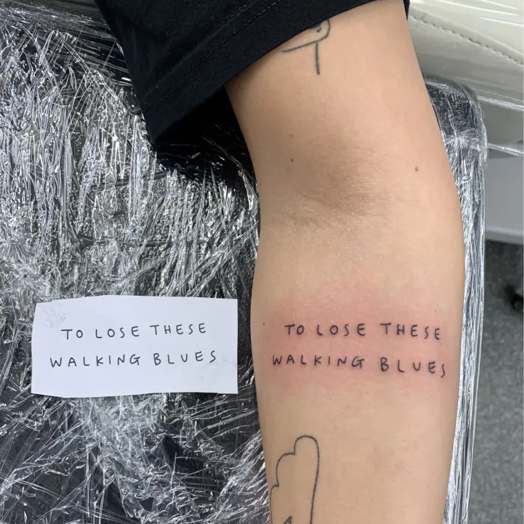 tatouage tendance femme 2023 de style ignorant moderne