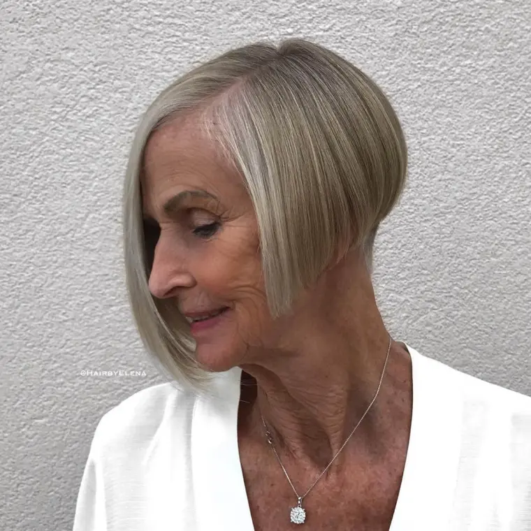 tendance coiffure femme 60 ans 2023 coupe au bol avec dégradé