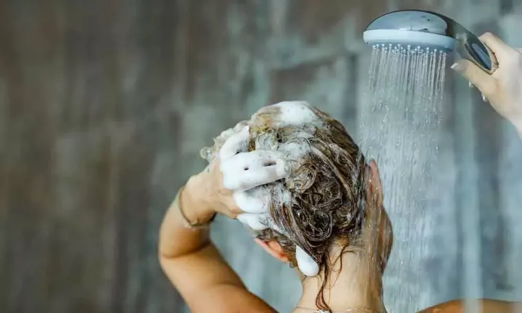 Comment bien mettre du shampooing