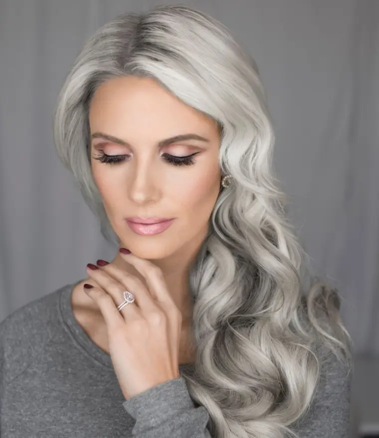 cheveux gris perlé coloration tendance printemps 2023