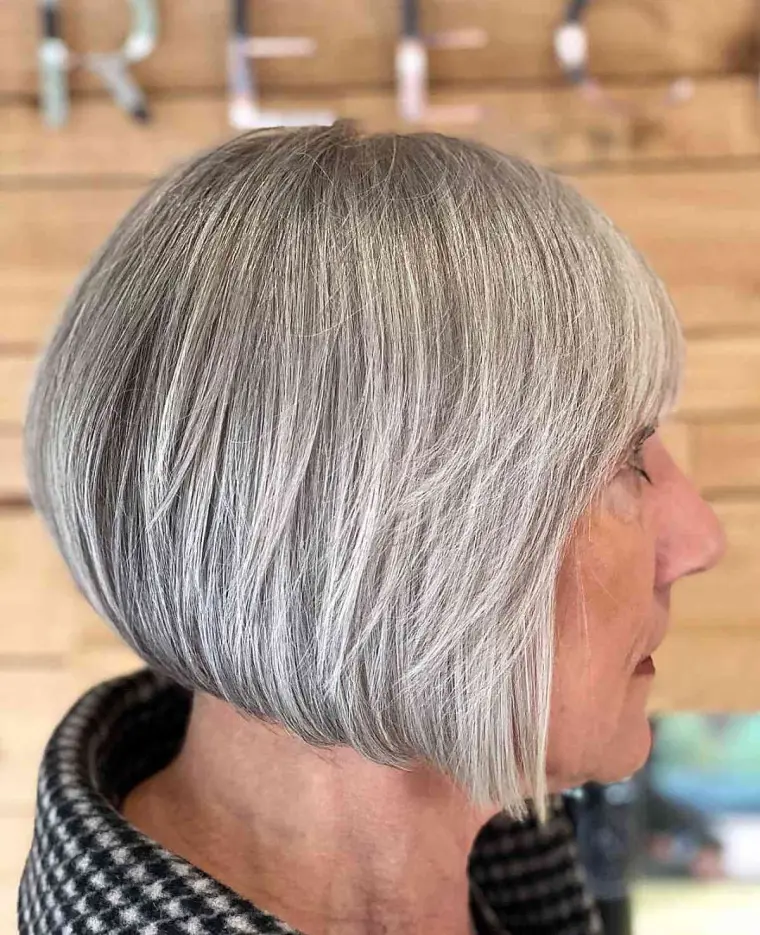 coupe au carré à 60 ans cheveux gris femme