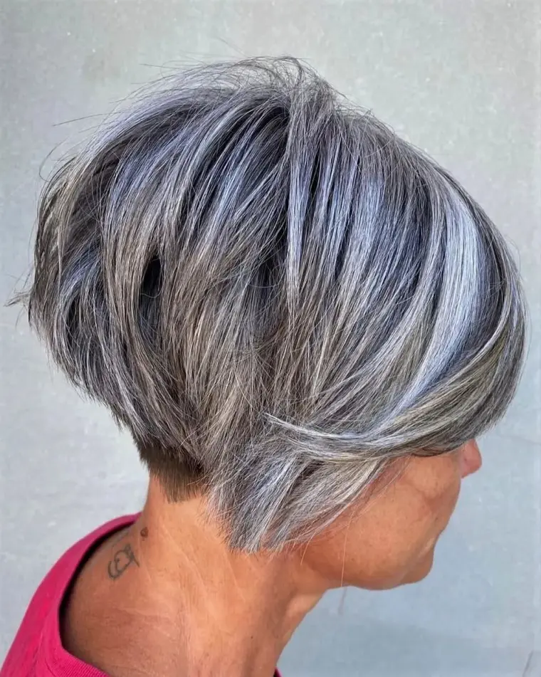 coupe au carré femme tendance 70 ans cheveux gris