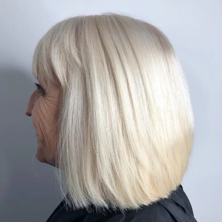 coupe au carré pour cheveux blancs femme 75 ans tendance 2023