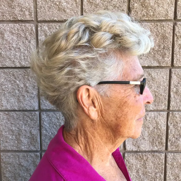 coupe courte cheveux bouclés femme 70 ans et plus