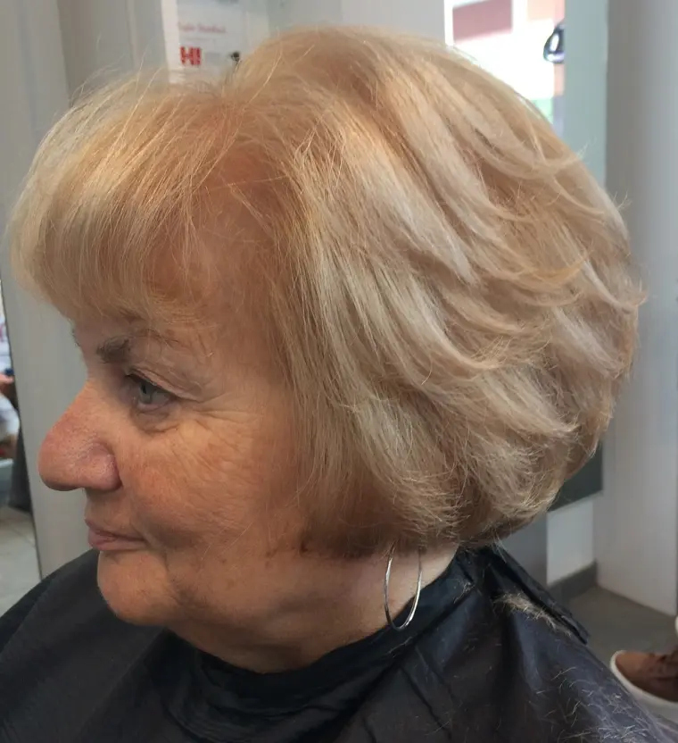 coupe de cheveux courte pour femme à 80 ans carré court