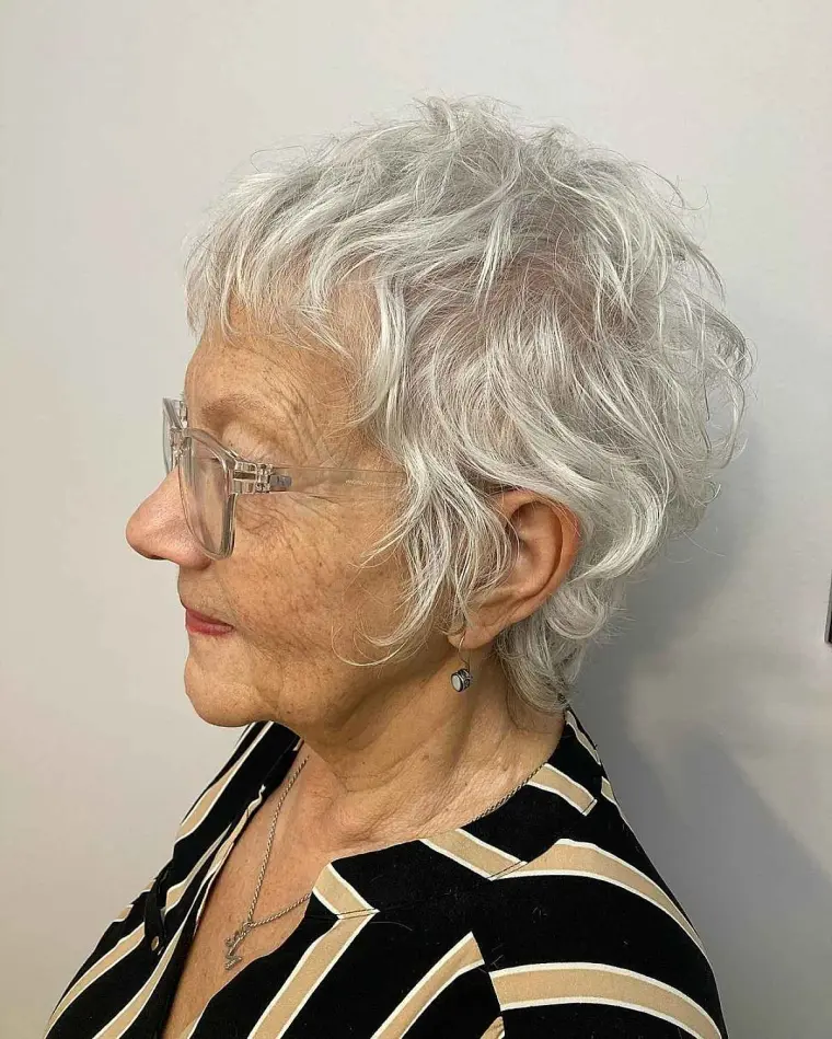 coupe pixie bob bouclé femme 70 ans cheveux blancs tendance 2023