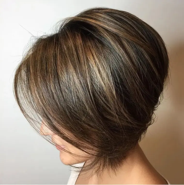 coupe pixie long tendance avec des lowlights and highlights