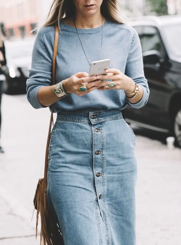 look monochrome jupe en jeans longue tendance 2023