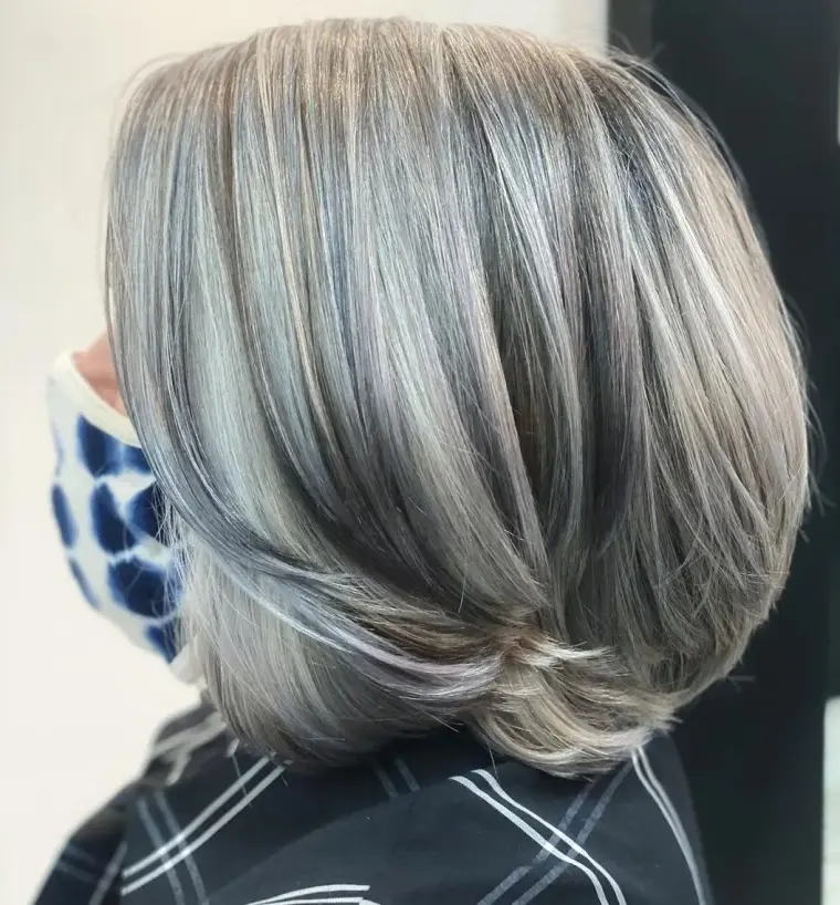 lowlights foncées pour femme aux cheveux gris tendance 2023