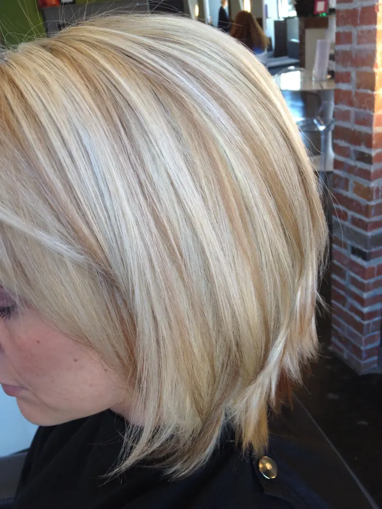 mèches blondes sur cheveux gris tendance 2023
