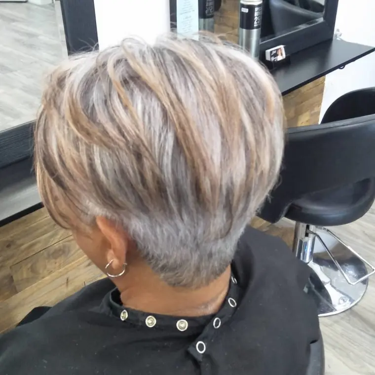 mèches rousses rajeunissantes sur cheveux gris femme 60 ans