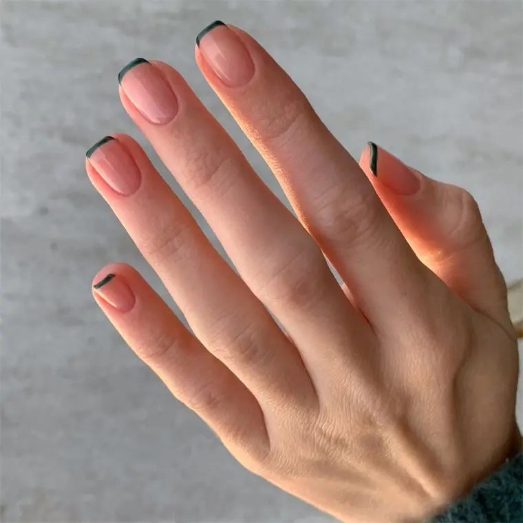 micro french nails ongles tendance 2023