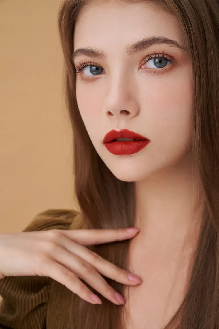 rouge à lèvres couleur brique pour femme mâture