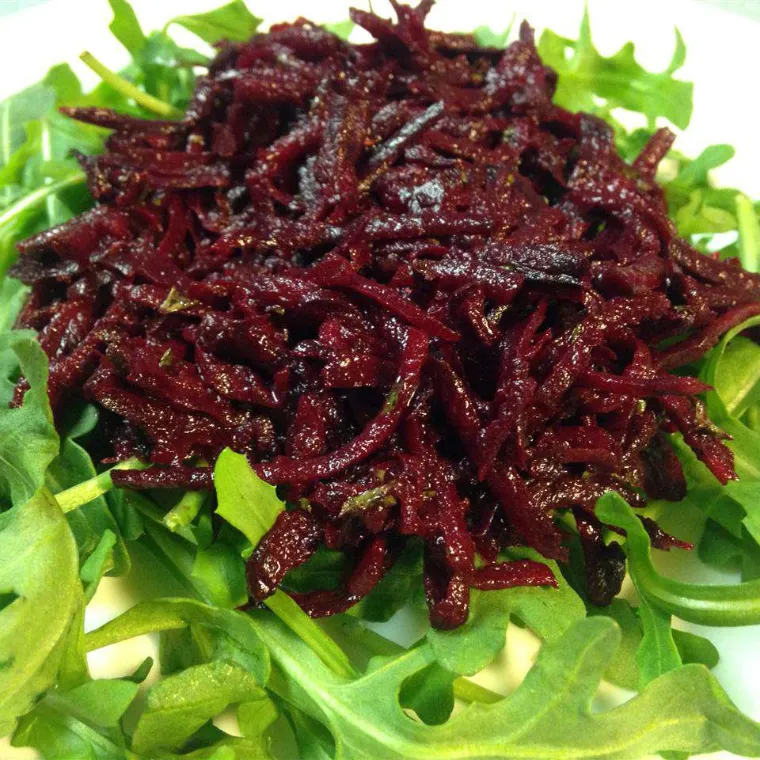 salade de betteraves rouges crues feuilles laitue