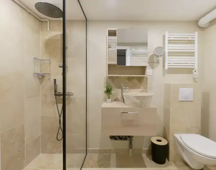 salle de bain en travertin décoration intérieure