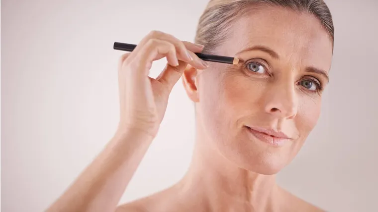 Erreurs de maquillage qui vieillissent après 35 ans - Eyeliner trop foncé