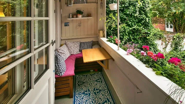 ameublement simpliste petit balcon