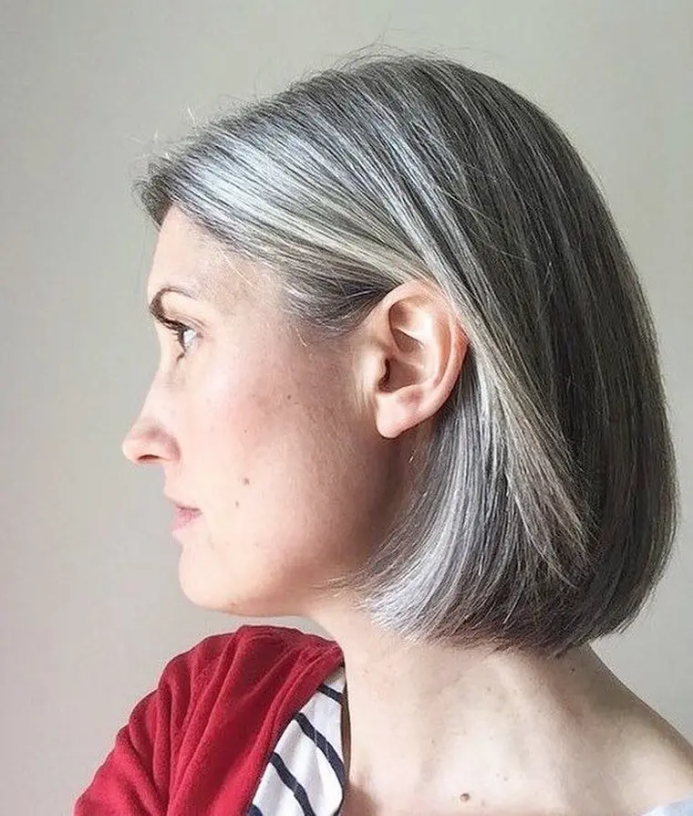 assumer ses cheveux gris femme après 40 ans