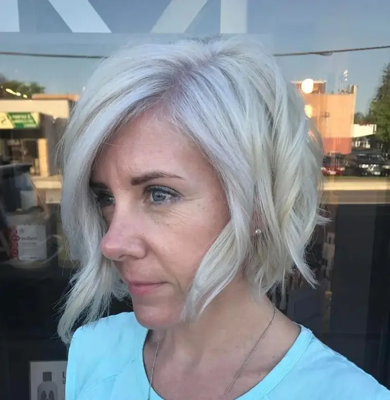 cheveux blond cendré tendance printemps 2023 femme 50 ans