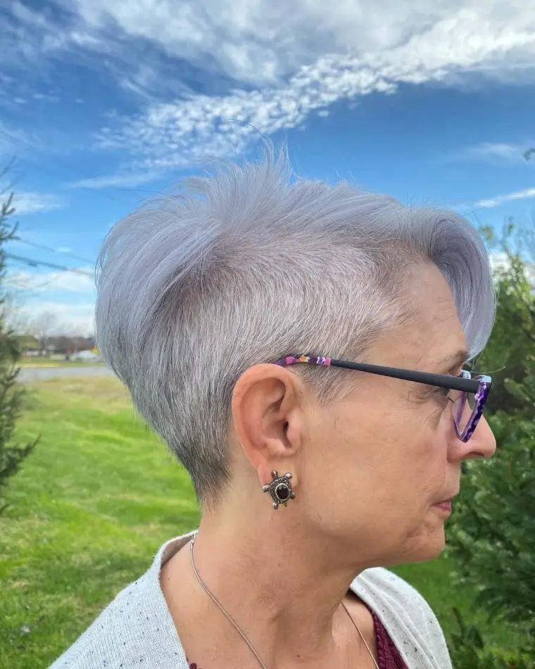 coiffure courte femme 65 ans pixie undercut cheveux gris