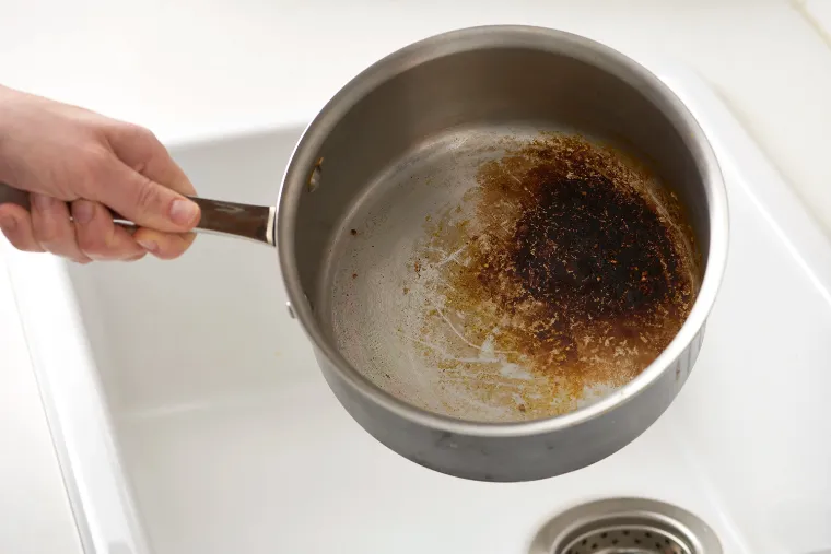 comment nettoyer une casserole cramée astuces