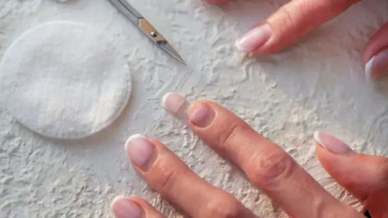 comment réparer un ongle cassé au gel