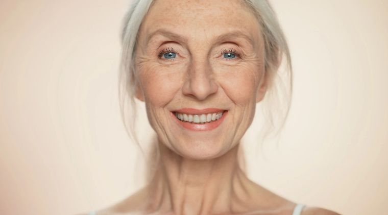 astuces maquillage paraître jeune femme 60 ans