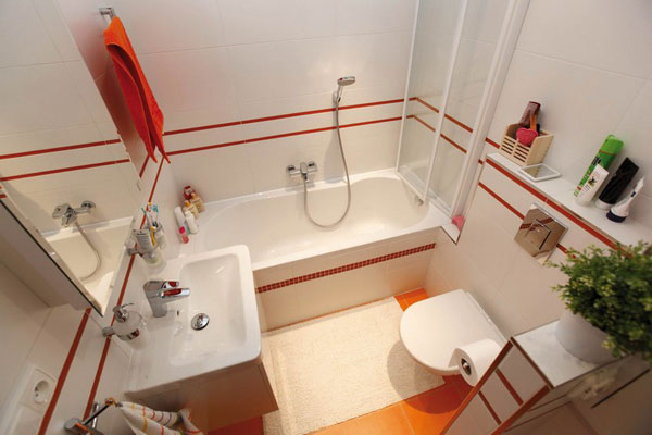 Aménagement salle de bain blanc rouge