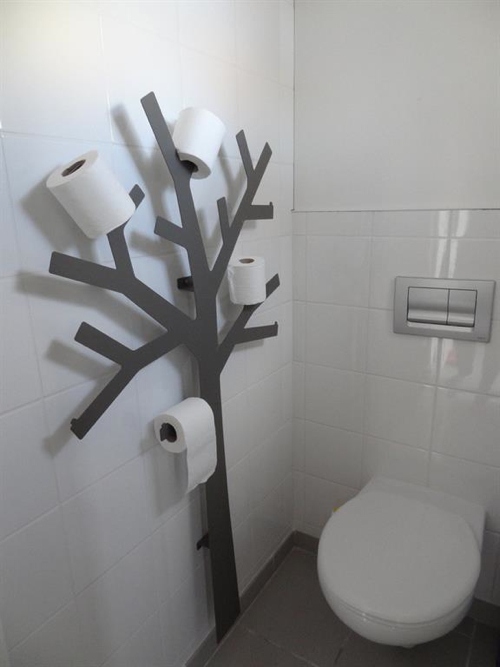 Arbre de papier comme déco design des toilettes