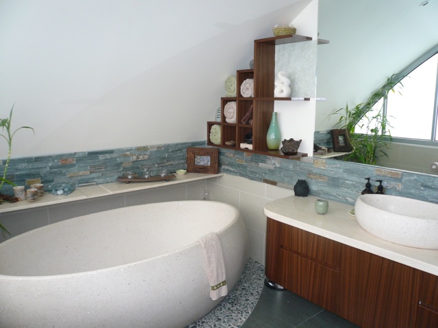 Baignoire ovale dans une salle de bain confortable