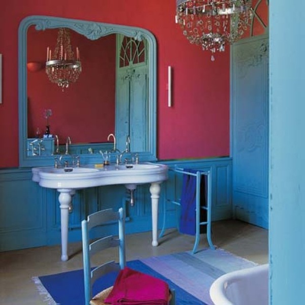 Bleu et rose comme des couleurs de salle de bains