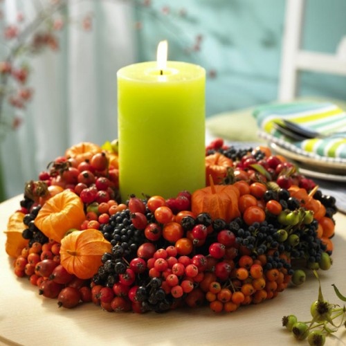 Bougie et fruits d'automne en décoration