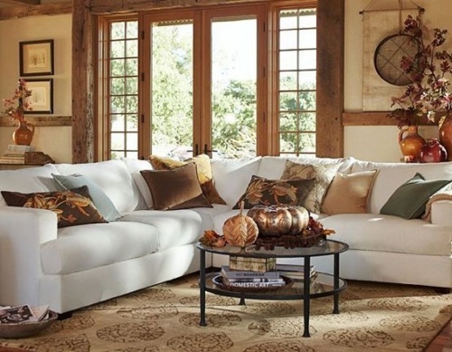 Canapé confortable avec des coussins en brun